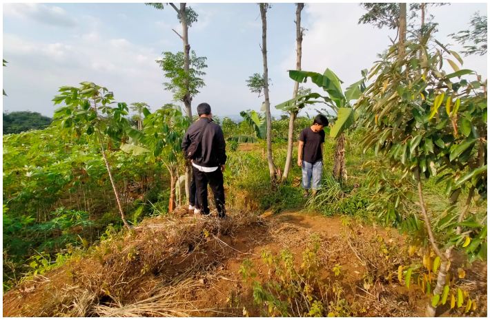 Tim riset melakukan pengecekan lokasi Prasasti Nyalidung di Kampung Nyalindung, Desa Sukamantri, Kabupaten Bogor.