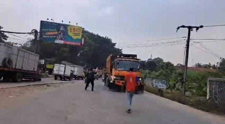 Tangkapan layer warga marahi petugas Dishub Kabupaten Bogor di jembatan perbatasan Parungpanjang dengan Malang Nengah, Pagedangan, Kabupaten Tangerang.
