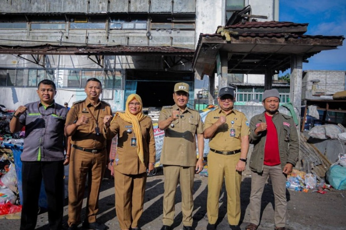 Wakil Wali Kota Bandung Erwin saat meninjau penanganan sampah di Pasar Kosambi.