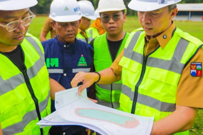 Wali Kota Bogor&nbsp;Dedie A Rachim saat meninjau&nbsp;rehabilitasi Stadion Pajajaran.&nbsp;