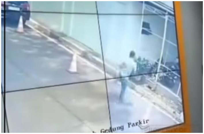 Tangkapan layar CCTV aksi maling helm di parkiran Balai Kota Depok.