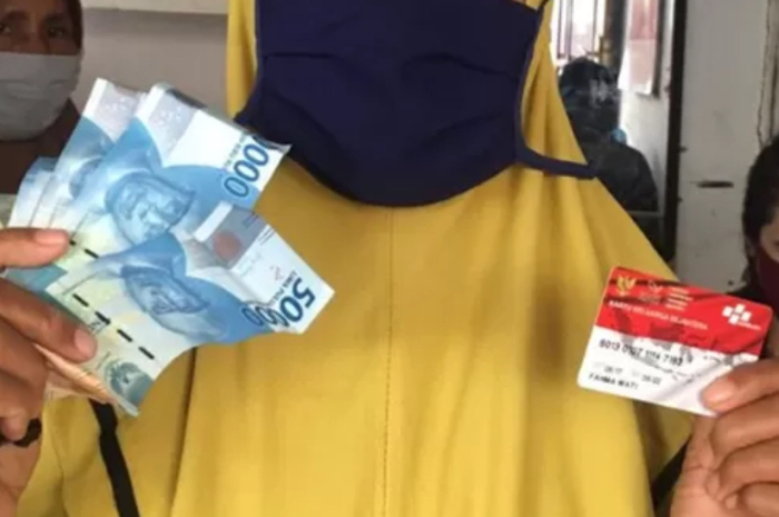 Ilustrasi: Penyaluran bantuan sosial (bansos) kepada KPM.