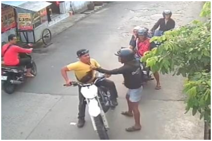Tangkapan layar video saat pelaku diduga melakukan pemukulan kepada korban di Jalan Ciriung, Cibinong, Kabupaten Bogor.
