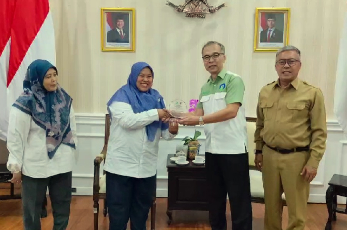 Ketua Forum Kota Sehat Kota Bogor, Denni Mulyana bersama Sekda Kota Bogor Denny Mulyadi menyerahkan plakat kepada tim penilai.