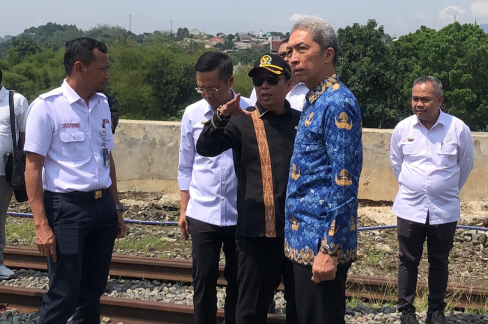 Ketua Komisi V DPR RI Lasarus bersama Wali Kota Bogor Dedie A Rachim saat meninjau kawasan Batutulis, Kota Bogor, Rabu 17 September 2025.