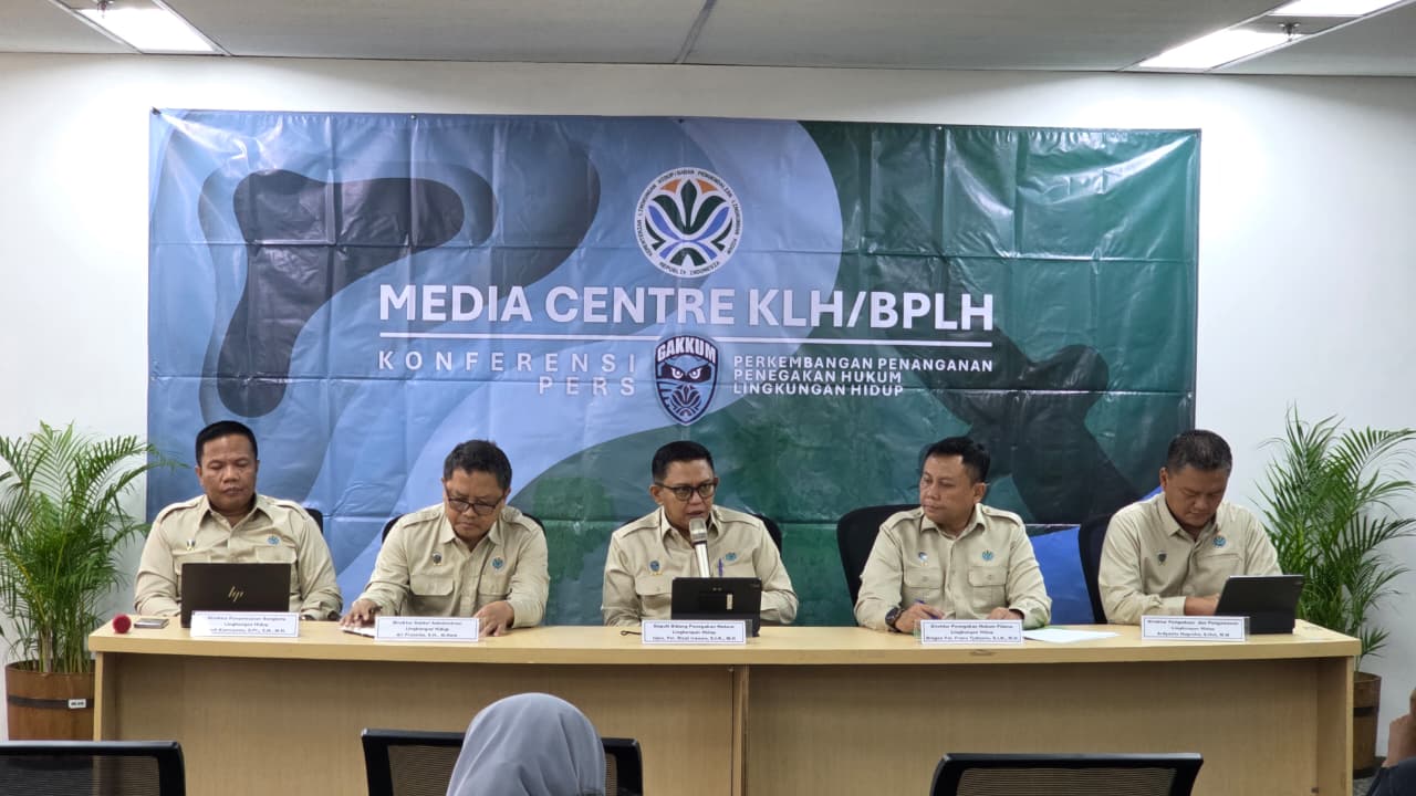 Konfrensi pers perkembangan penanganan penegakan hukum lingkungan hidup.