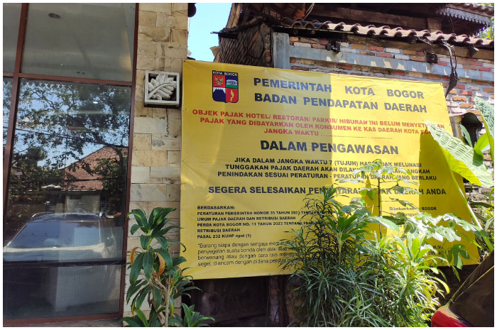 Plang peringatan tunggakan pajak yang dipasang di restoran di Jalan Paledang.