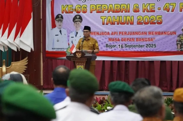 Sekda Kabupaten Bogor Ajat Rochmat Jatnika memberikan sambutan dalam peringatan HUT ke-66 PEPABRI dan HUT ke -47 FKPPI.