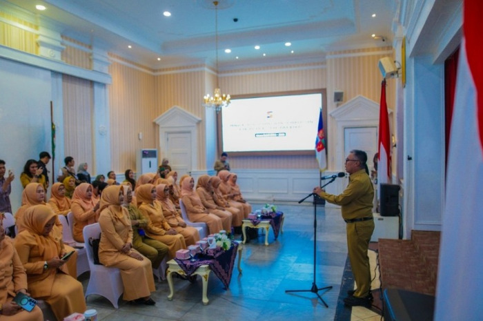 Sekda Kota Bogor Denny Mulyadi, memberikan sambutan dalam pengukuhan pengurus DWP se-Jawa barat secara daring.