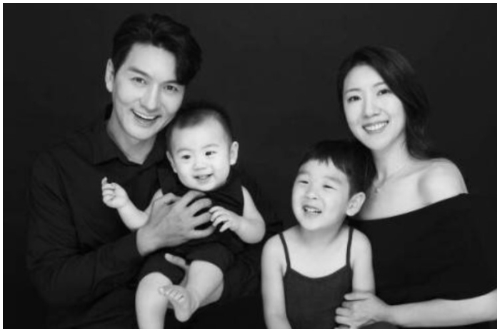 Aktor Lee Pil-Mo bersama istri dan anak-anaknya.