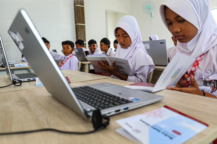 FOKUS: Siswa mengikuti pembelajaran melalui laptop, kemampuan para siswa kini bisa makin terasah setelah mengikuti TKA.&nbsp;