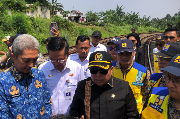Ketua Komisi V DPR RI Lasarus bersama Wali Kota Bogor Dedie A Rachim saat meninjau kawasan Batutulis, Kota Bogor, Rabu 17 September 2025.