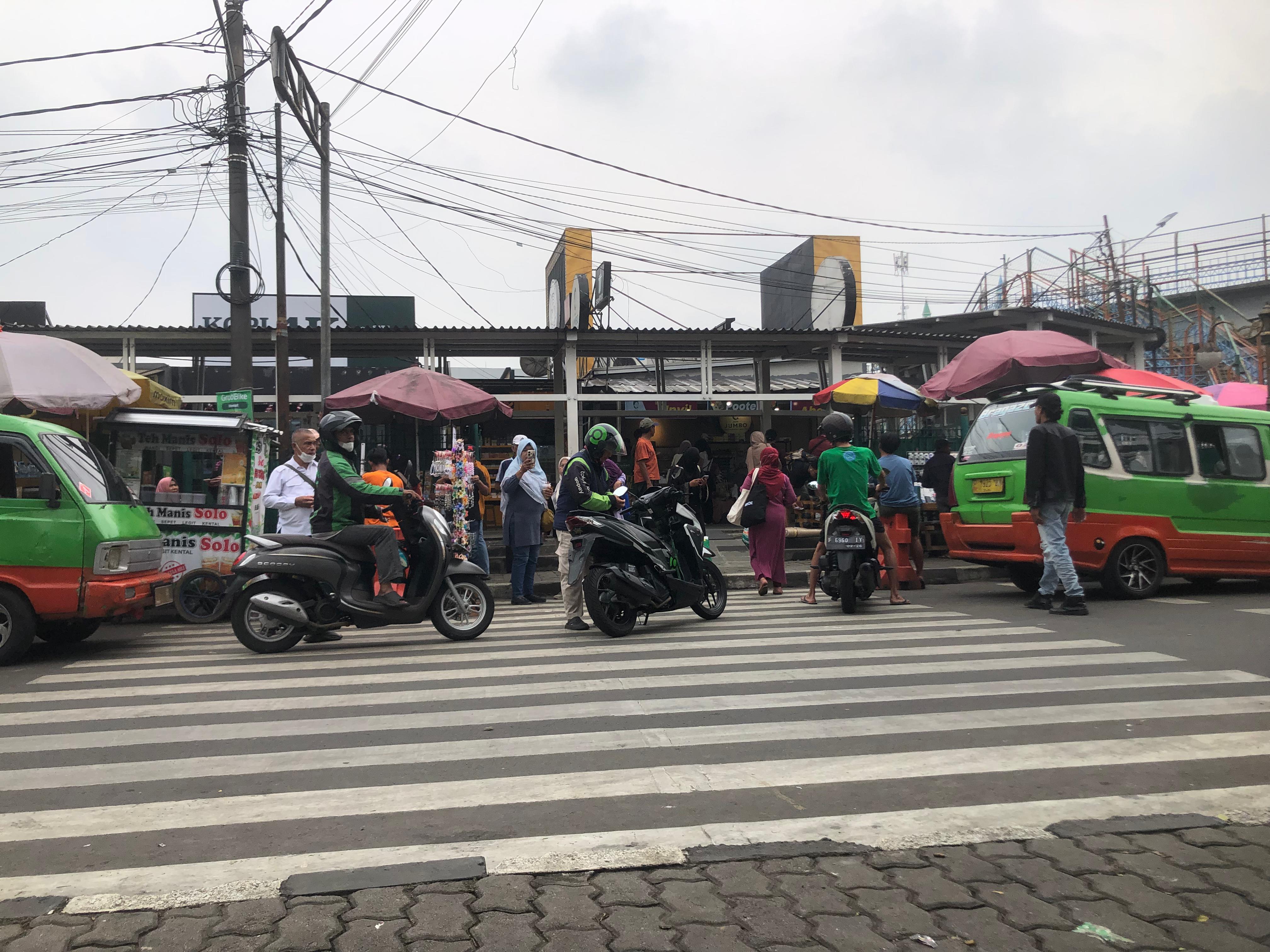 Kondisi terkini di depan pintu baru masuk Stasiun Bogor, yang dijadikan tempat angkot ngetem menunggu peumpang.