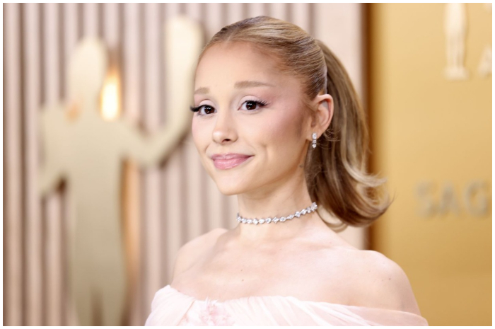 Ariana Grande tampil anggun dengan gaun bak putri peri di ajang SAG Awards 2025.