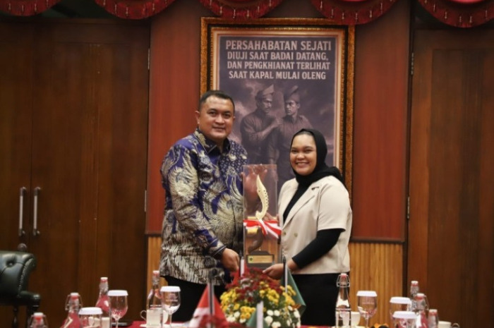 Bupati Bogor memberikan penghargaan kepada sutradara film dokumenter Mama Jo asal kabupaten Bogor.