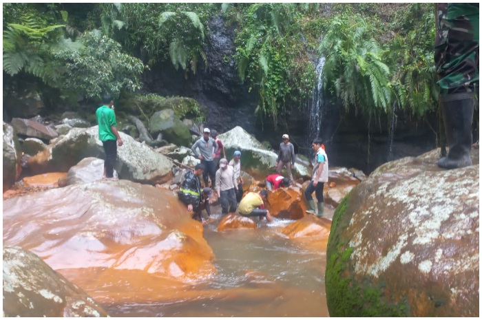Proses evakuasi pria lansia yang hanyut di kawasan objek wisata Curug Seribu, Desa Ciasihan, Pamijahan.