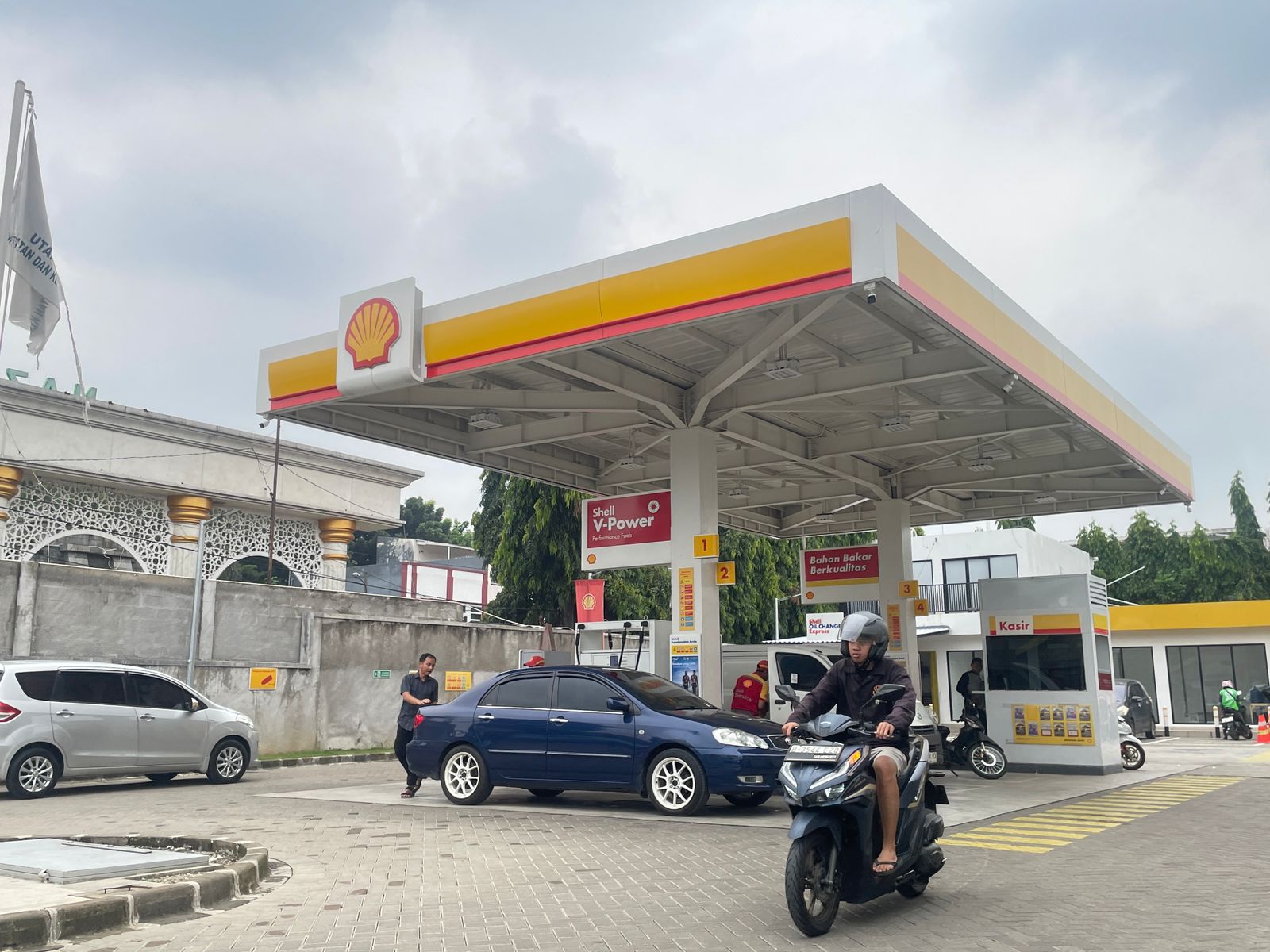 SPBU Shell masih terlihat beroperasi memenuhi konsumen meski terancam tutup akibat ketersediaan BBM makin menipis.