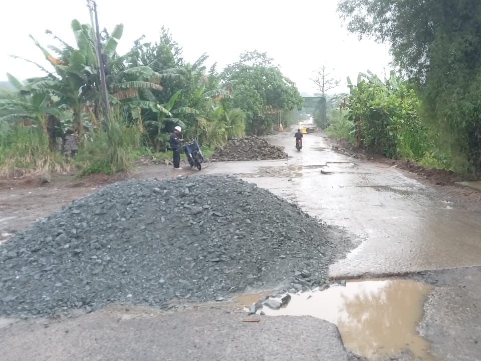 Proyek rekonstruksi Jalan Prumpung - Gunungsindur - Cicangkal senilai hampir Rp 12 miliar yang menghubungkan Kecamatan Gunungsindur dan Rumpin.