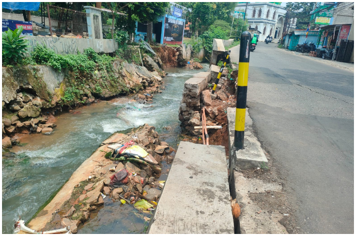 Kondisi longsoran tebing di Jalan Pitara Raya Kota Depok.