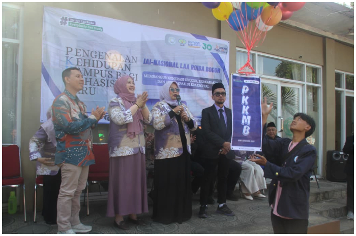 Perkenalan kehidupan kampus bagi mahasiswa baru di kampus 2 IAI Nasional Laa Roiba, Cibinong, Kabupaten Bogor.