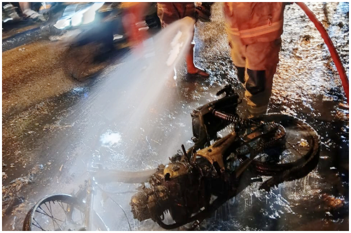 Kondisi sepeda motor terbakar di Jalan Plenongan, Pancoran Mas Kota Depok.