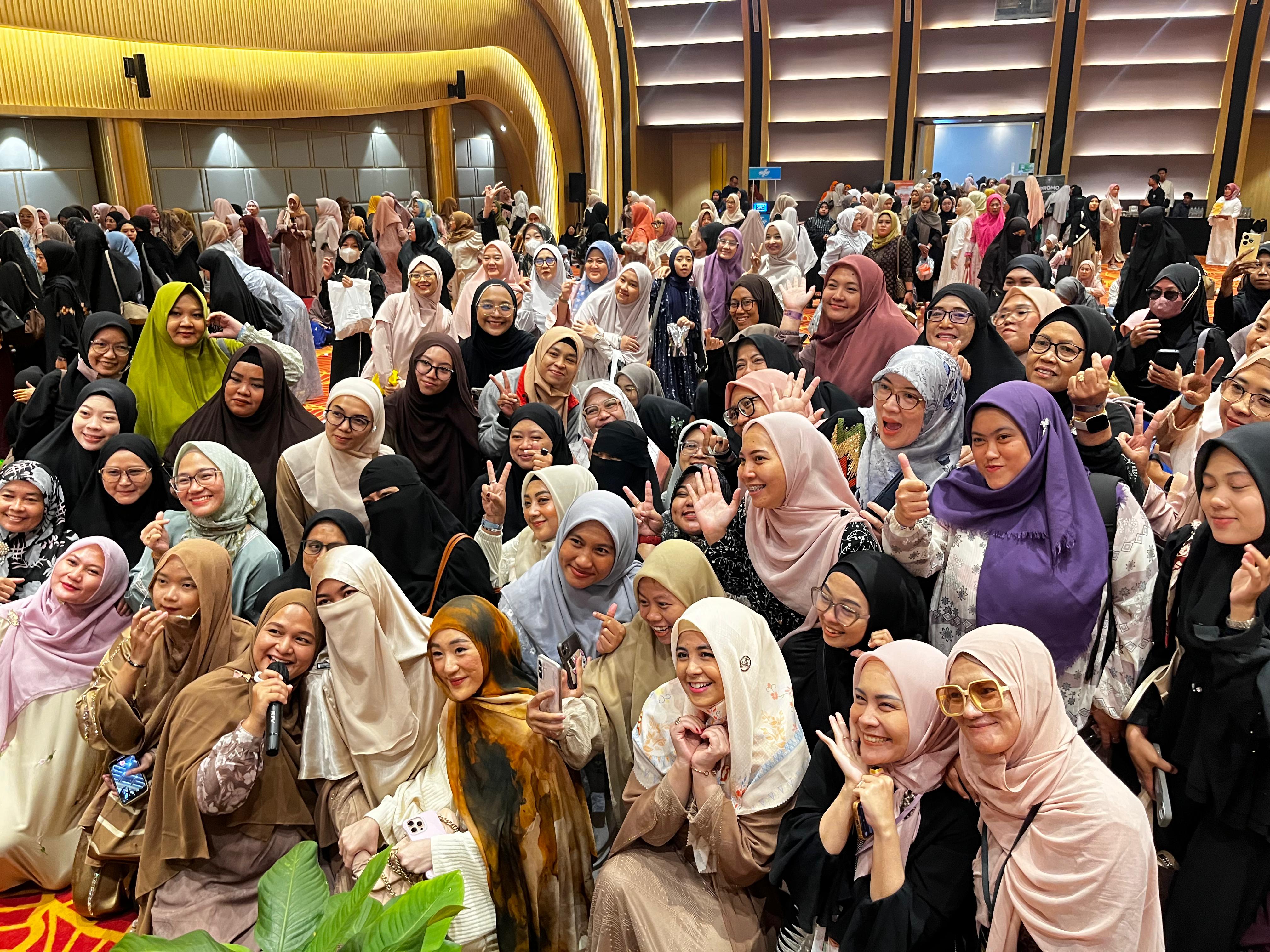 Ratusan jamaah menghadiri kajian hypnotherapy &ldquo;Tenang Dalam Iman&rdquo;.