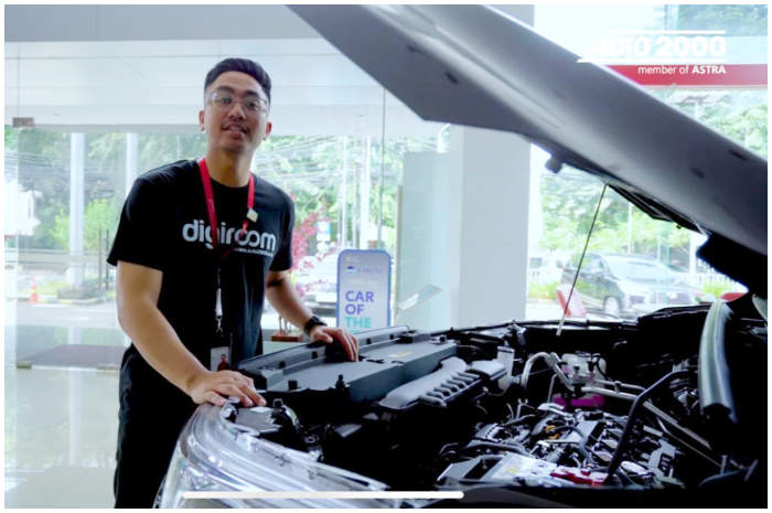 Kepala Bengkel Auto2000 Permata Hijau Aflizar Yuda saat membahas satu per satu faktor apa saja yang menyebabkan AC mobil.&nbsp;
