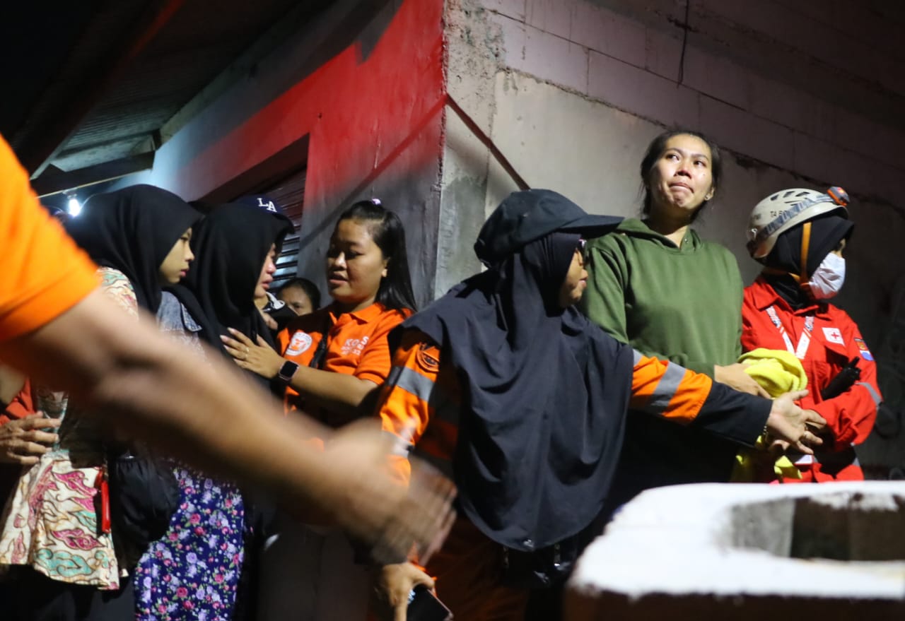Proses evakuasi korban tenggelam di Sungai Cisadane, Kota Bogor, Jumat 19 September 2025 malam.