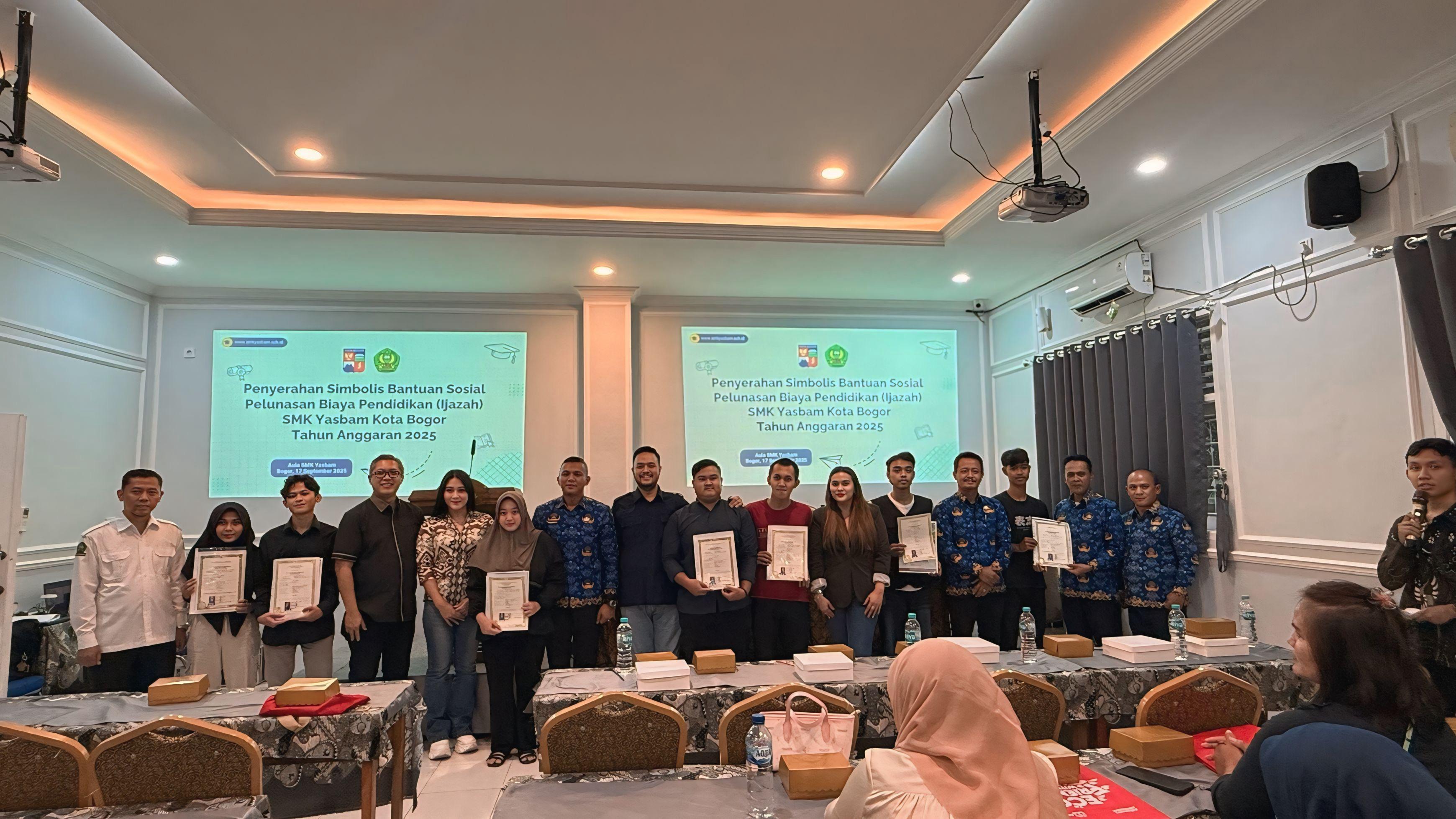 Anggota Komisi IV DPRD Kota Bogor Karina Soerbakti bersama Pimpimnan DPRD dan Pemkot Bogor saat kegiatan penyerahan simbolis ijazah.