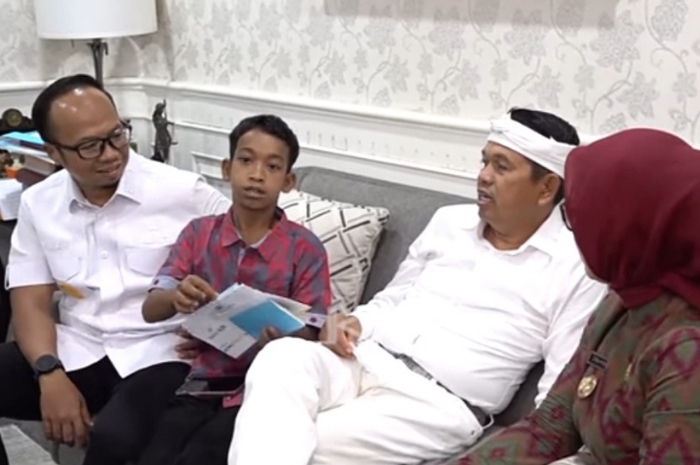 Momen saat Egi bertemu dengan Gubernur Jawa Barat Dedi Mulyadi di Gedung Sate.