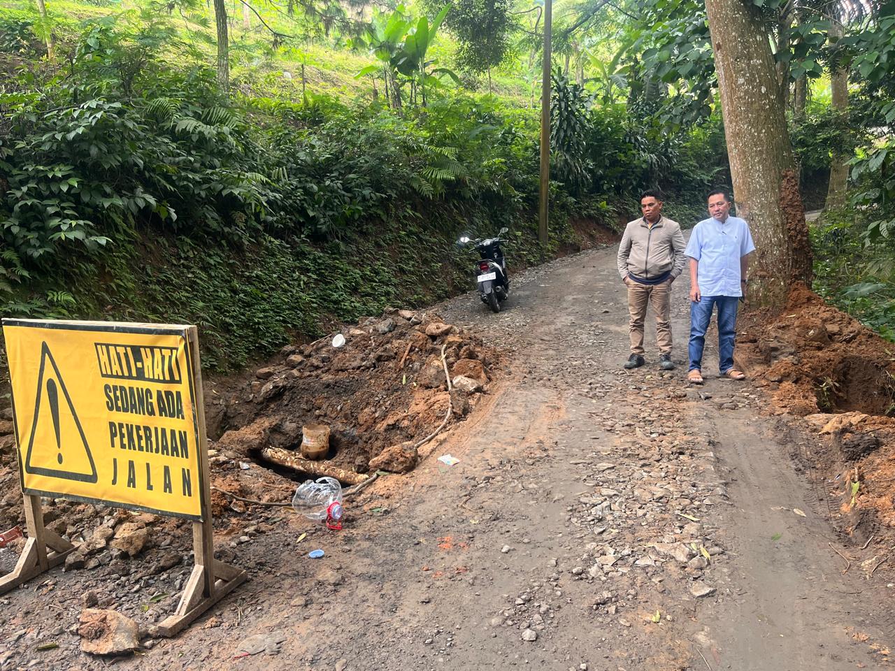 Jalan Cipayung - Megamendung, Kecamatan Megamendung, Kabupaten Bogor, tengah dalam proses perbaikan dan peningkatan.