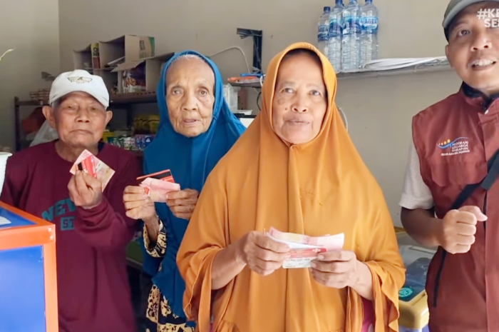 Ilustrasi KPM bansos cairkan bantuan bersama pendamping sosial