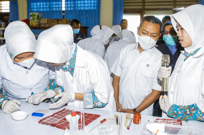 Pemerintah melalui Kemendikdasmen menargetkan setiap sekolah mendapatkan perangkat papan interaktif (IFP) untuk menunjang proses pembelajaran.