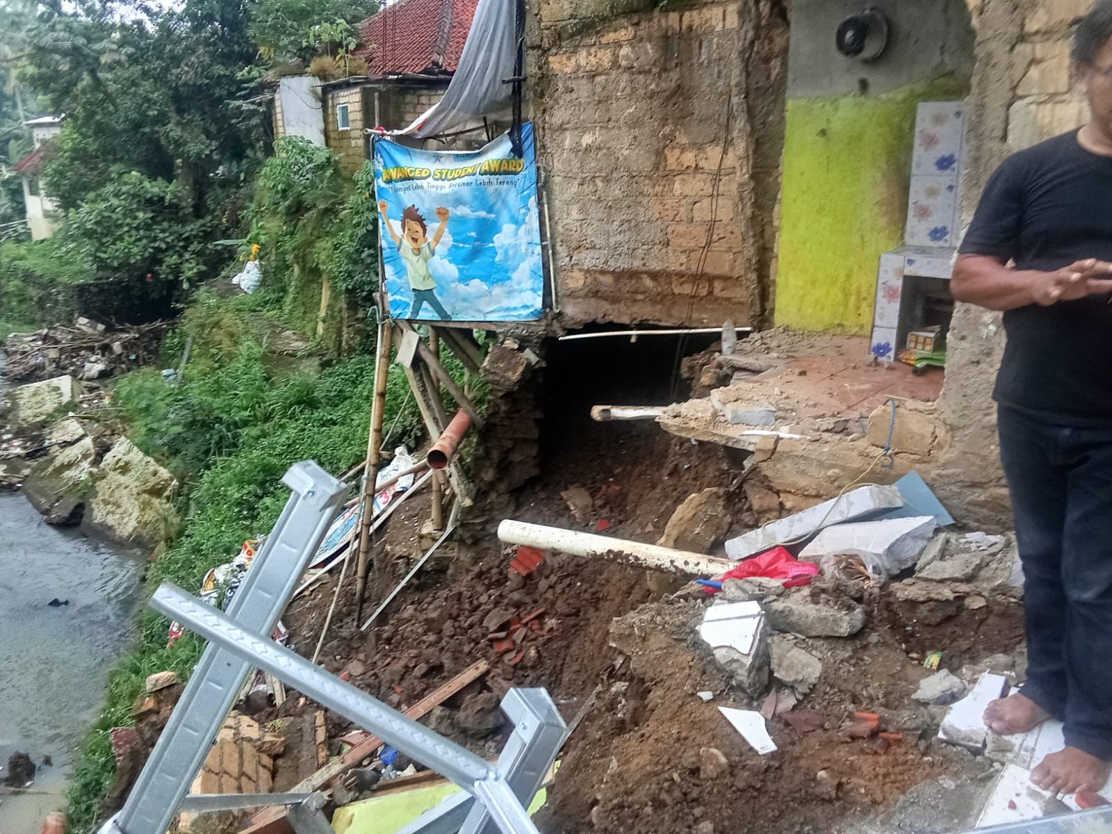 Longsor yang melanda rumah warga Kelurahan Margajaya, Kecamatan Bogor Barat, Kota Bogor.