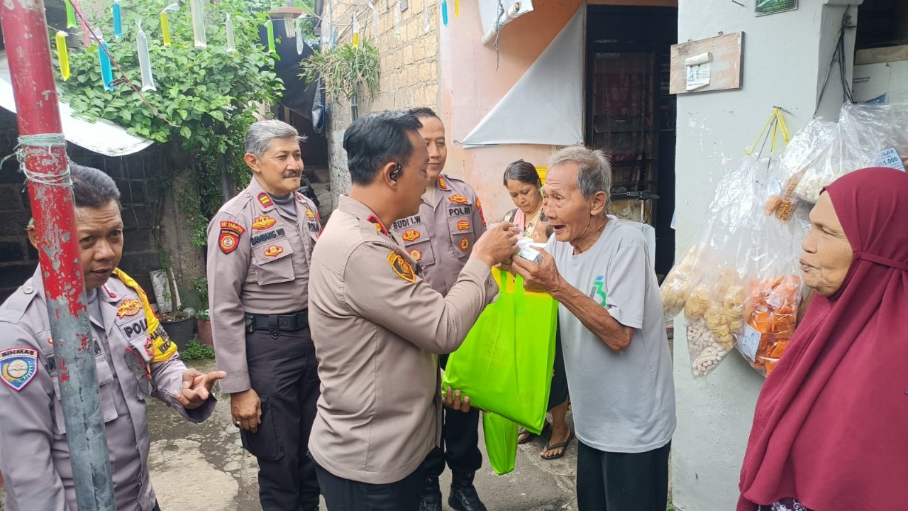 Program Jumat sedekah Polsek Cimanggis, Polres Metro Depok, bagikan sembako gratis kepada warga kurang mampu.
