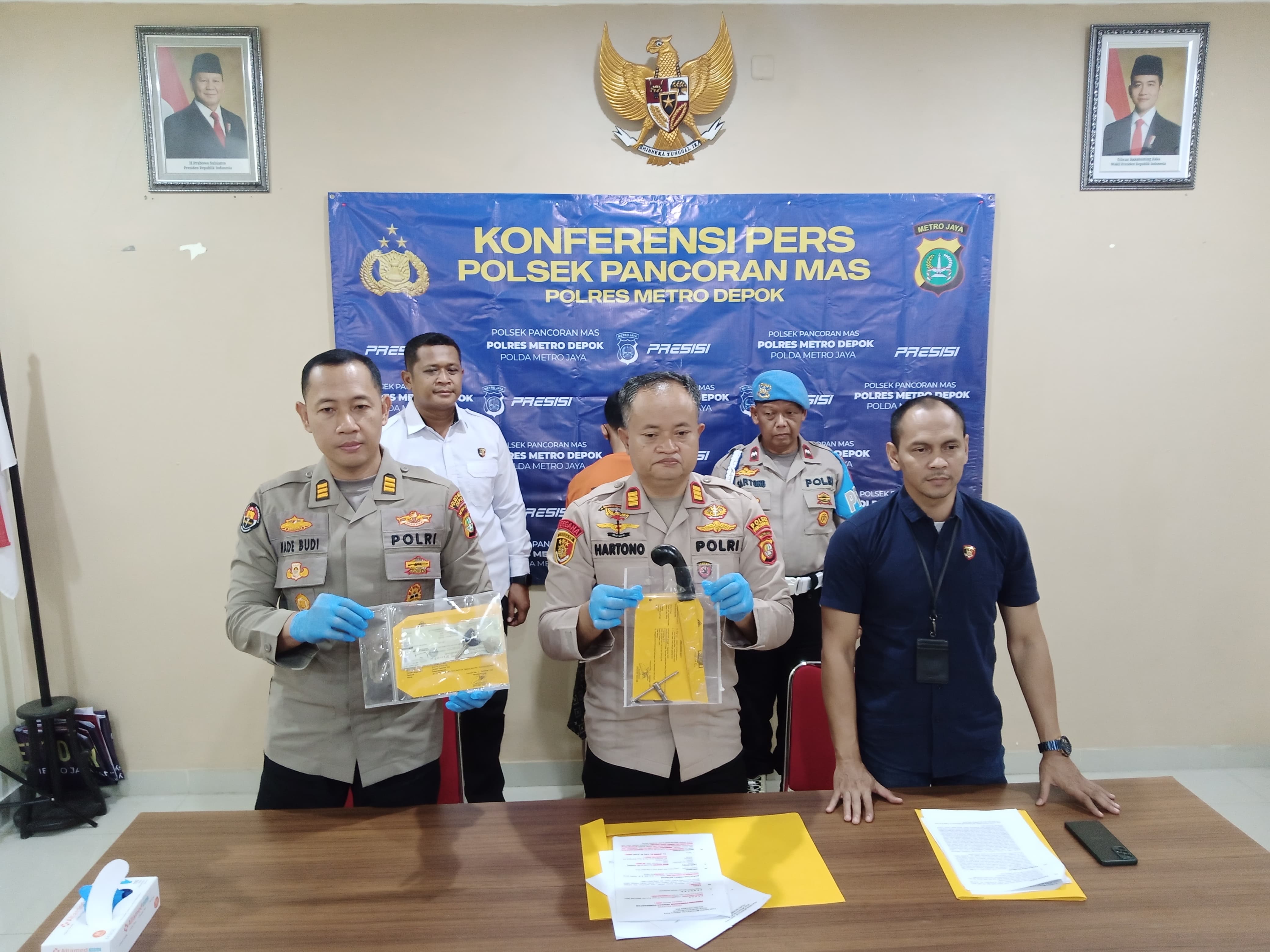 Polisi memperlihatkan barang bukti pelaku pencurian motor vespa di Kota Depok.
