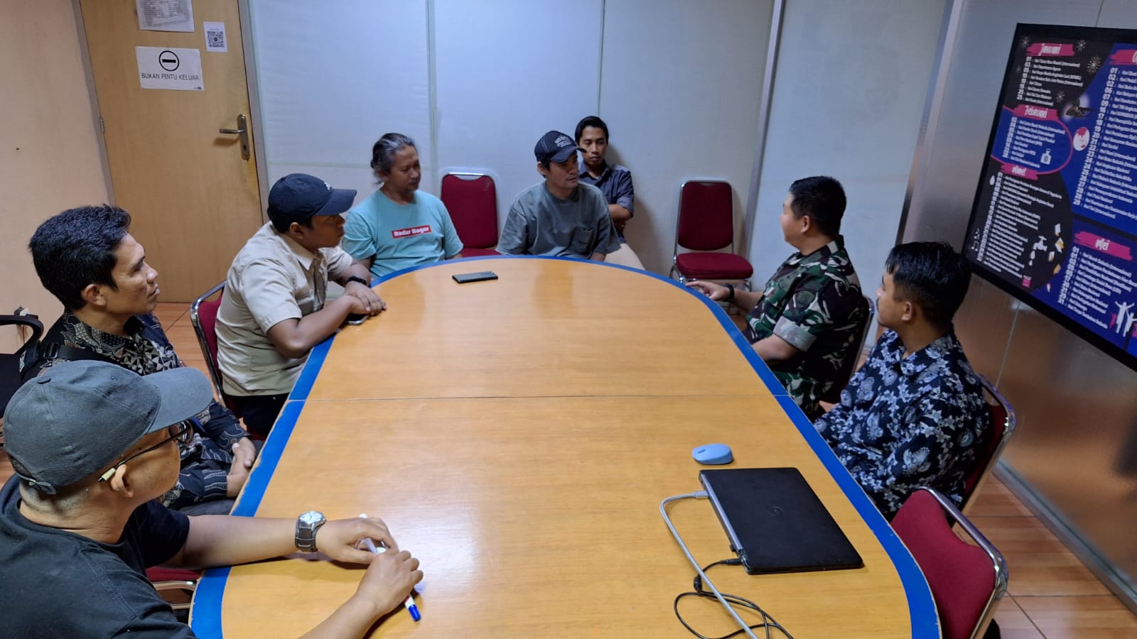 Humas Penerangan TNI AU berkunjung ke Graha Pena Radar Bogor, Jumat 19 September 2025.
