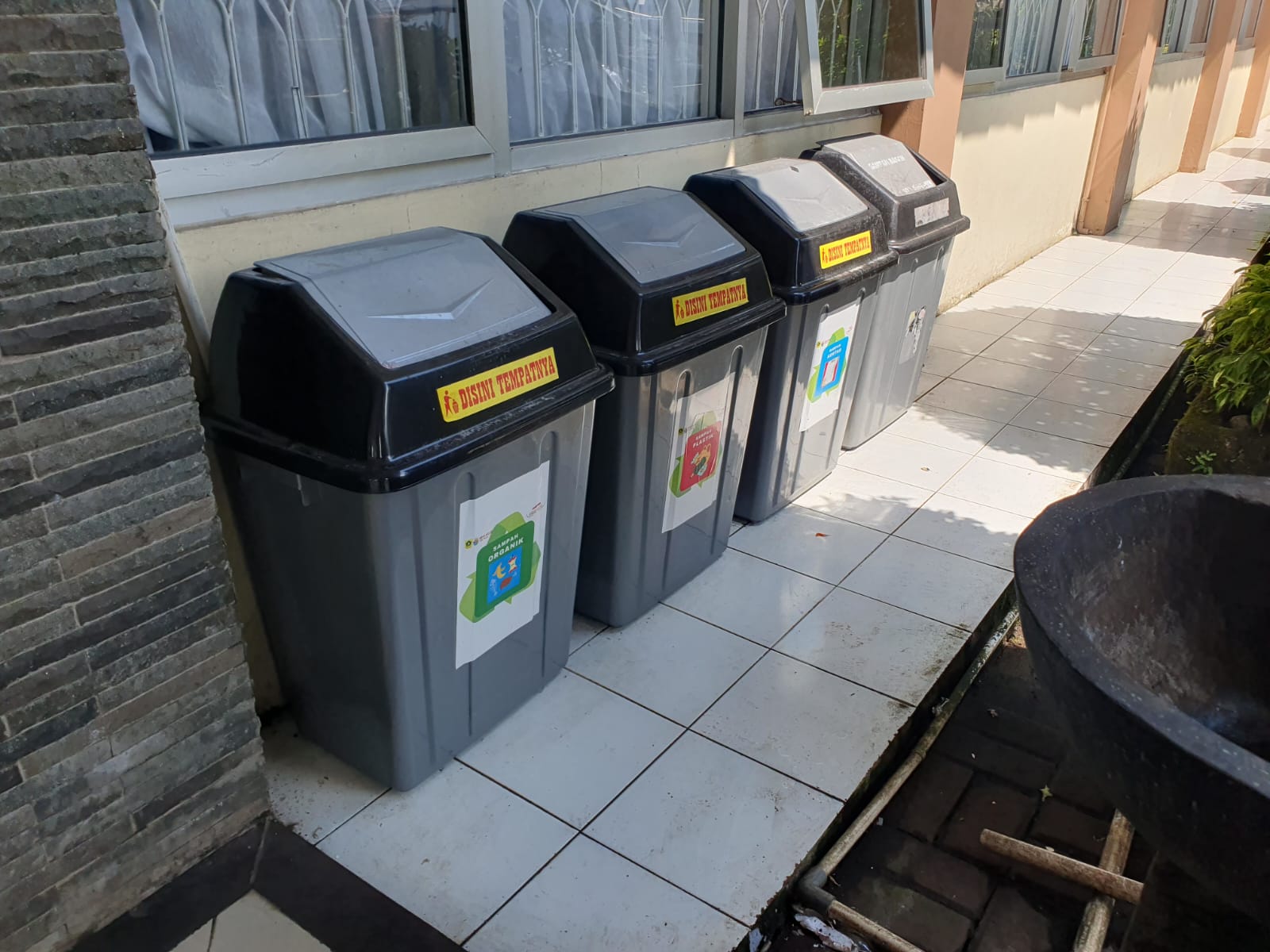 Bak sampah yang tersedia di Kantor Dinas Perikanan dan Peternakan Kabupaten Bogor. Peta pengelolaan sampah dimulai.
