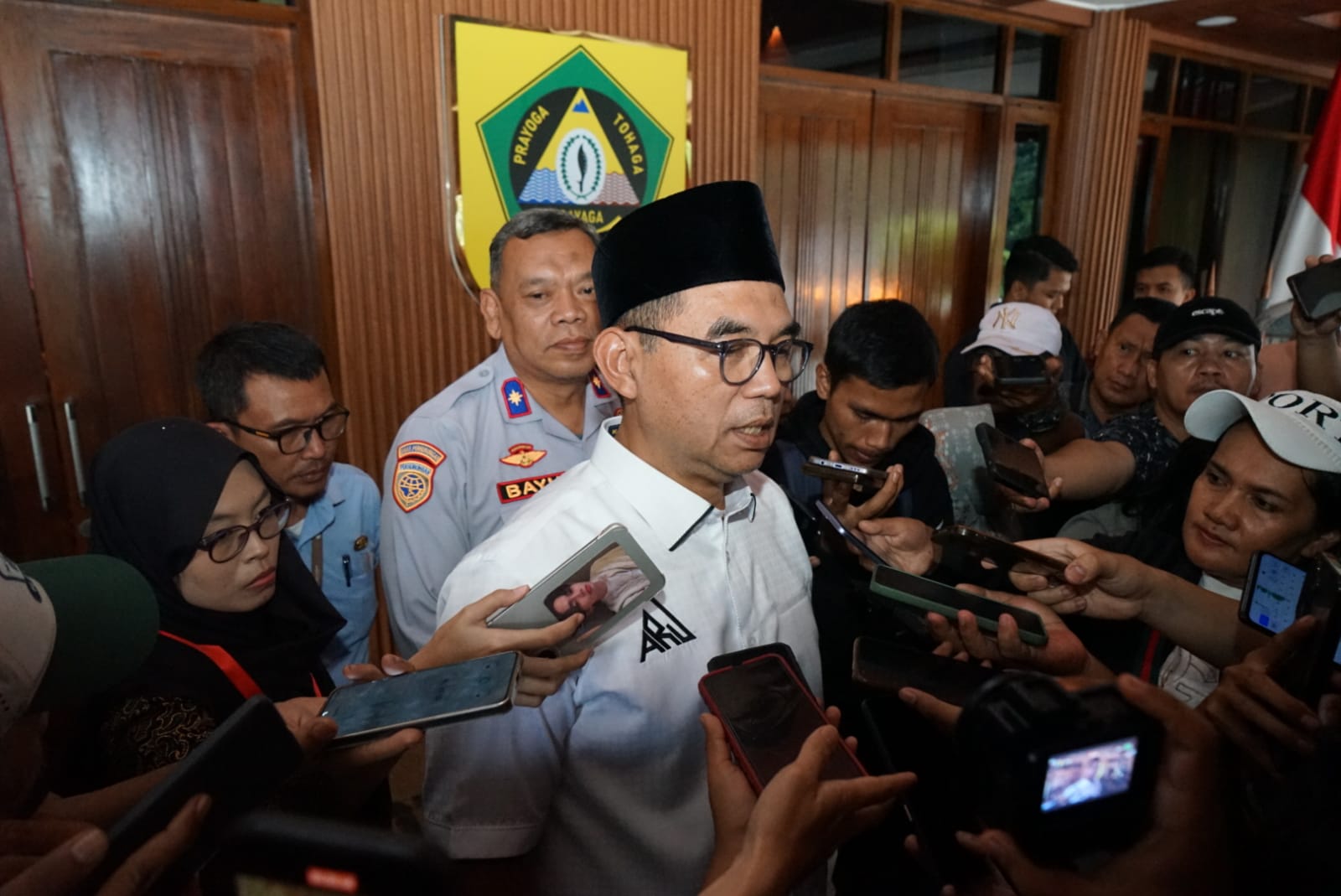 Sekda Kabupaten Bogor dan Kadishub Kabupaten Bogor memberikan keterangan berbagai hal mengenai kasus truk tambang di Parung Panjang.