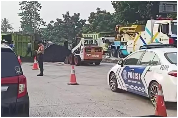 Lakalantas di Tol Jagorawi Km 21.800, Kecamatan Gunung Putri, Kabupaten Bogor, Jum