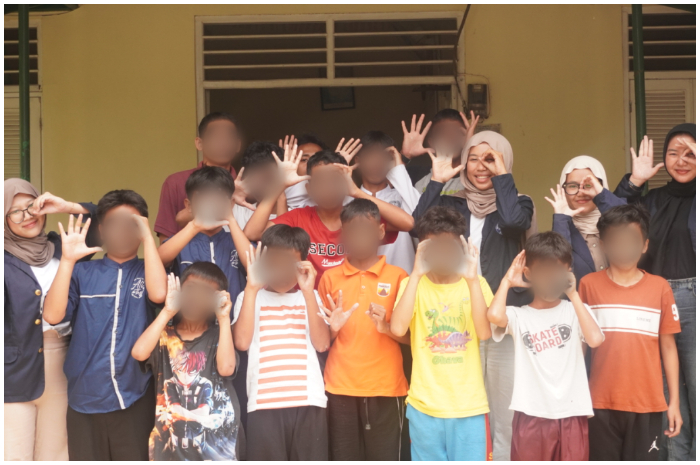 Mahasiswa IPB University melalui PKM-PM melaksanakan program Bright Canvas di Panti Darushsholihin Bogor&nbsp;&nbsp;