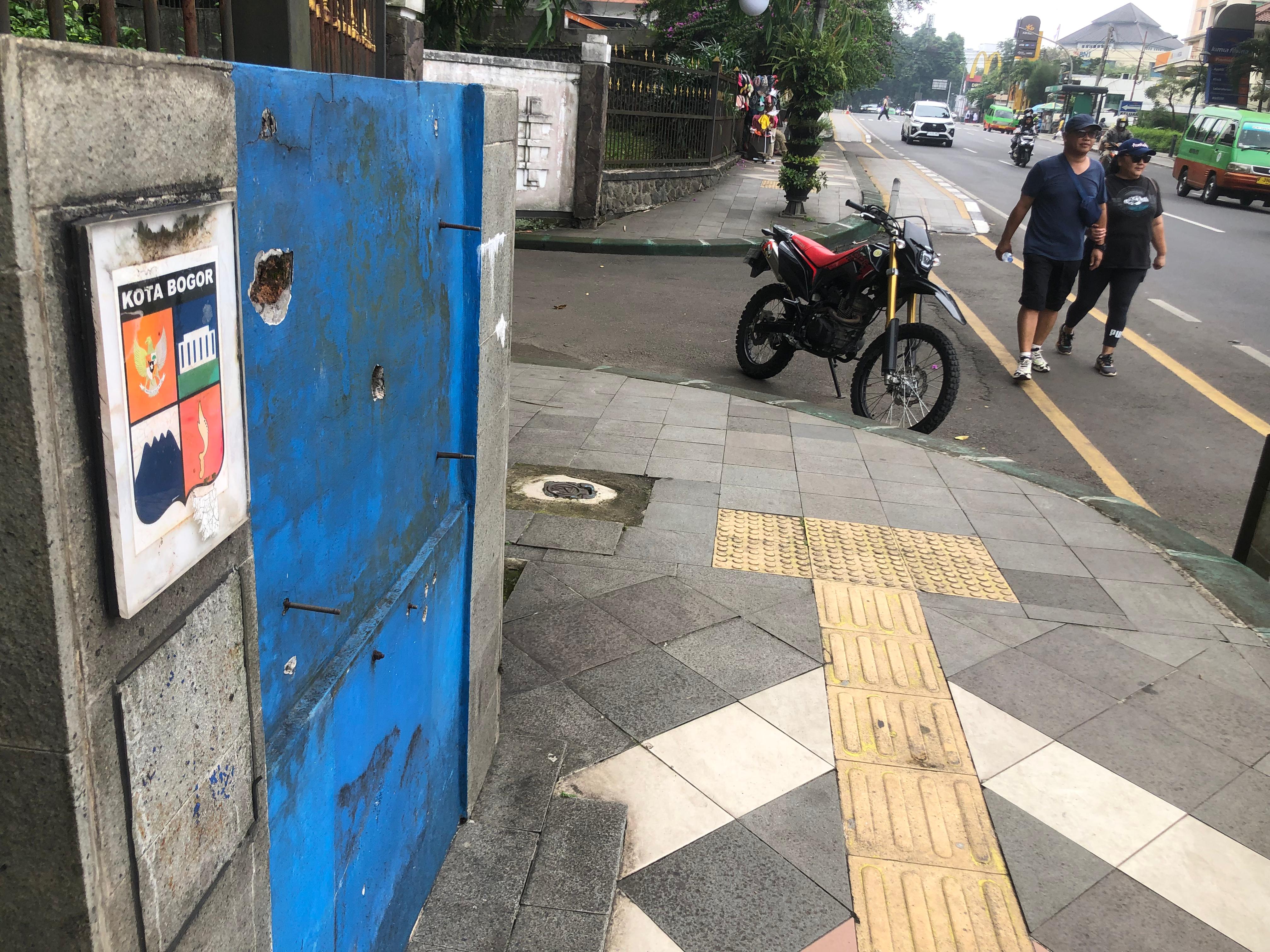 Kondisi fasilitas kran air siap minum di Jalur Pedestrian SSA, Kota Bogor, yang rusak dan tidak berfungsi.