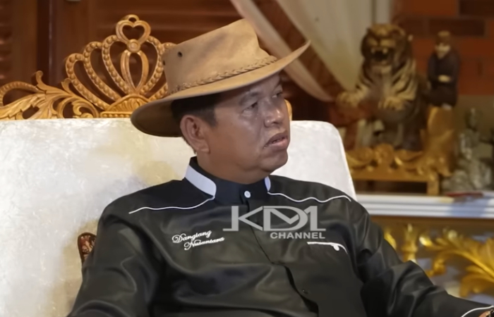 Gubernur Jawa Barat Dedi Mulyadi bertemu orang tua santri yang meninggal di Leuwiliang, Kabupaten Bogor.