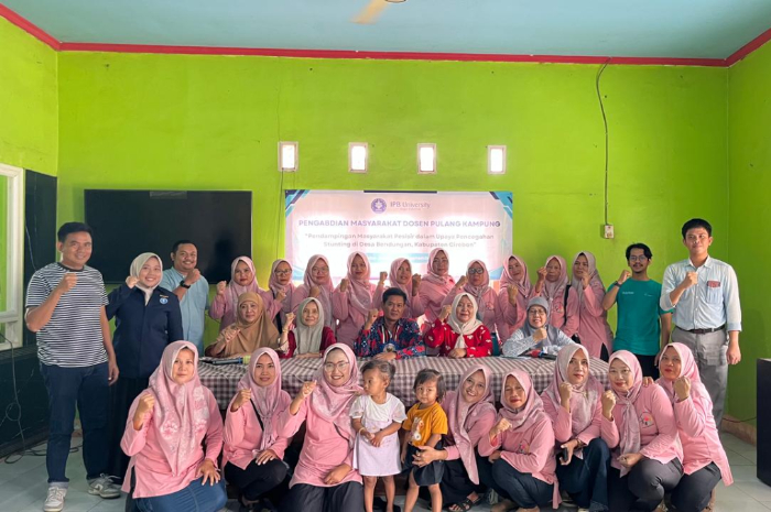 FOTO BERSAMA: Kader Posyandu di Desa Bendungan, Kecamatan Pangenan, Kabupaten Cirebon.
