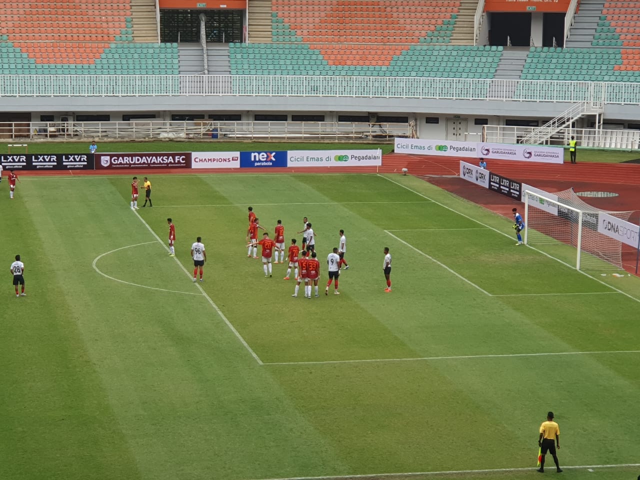 Pertandingan antara Garudayaksa FC versus Persekat Tegal di Stadion Pakansari, Cibinong, Kabupaten Bogor.