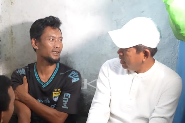 Gubernur Jawa Barat Dedi Mulyadi saat mengunjungi salah satu rumah warga di Situ Ciburuy.