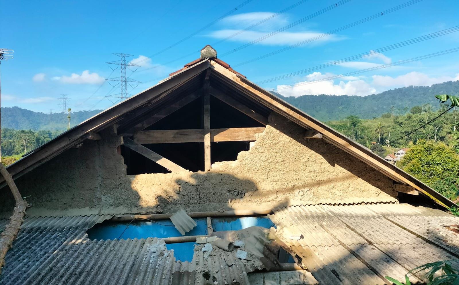 Sejumlah rumah di Desa Purasari, Kecamatan Leuwiliang, Kabupaten Bogor, yang terdampak akibat gempa bumi, Minggu 21 September 2025.