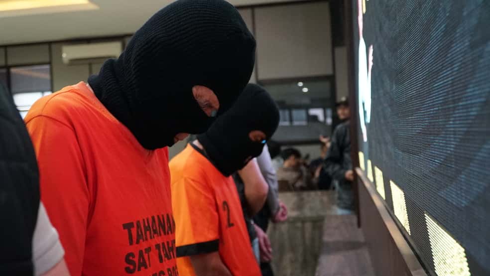 Satreskrim Polres Bogor, menujukan tampang dua lansia pelaku rudapaksa terhadap di Bawah umur di Mapolres Bogor, Minggu 21 September 2025.