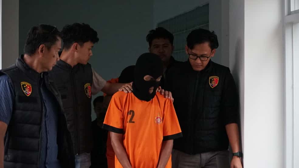Satreskrim Polres Bogor, menunjukan dua pelaku rudapaksa terhadap anak di bawah umur di Mapolres Bogor, Minggu 21 September 2025.