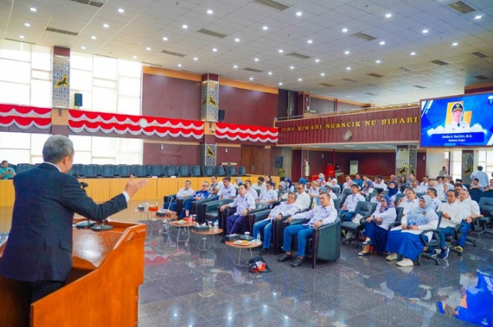 Wali Kota Bogor memberikan sambutan dalam Pengukuhan Pengurus DPC HA IPB University.